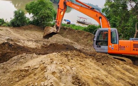 Khởi tố hai người đổ trộm gần 200 tấn chất thải độc hại