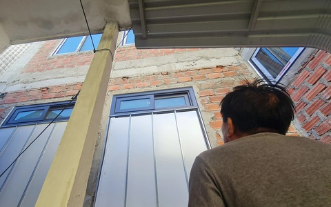 Xây nhà trổ 17 cửa sổ 'dòm thẳng' qua nhà hàng xóm