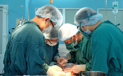 Tìm lại cuộc sống tự tin sau 25 năm khổ sở do co giật nửa mặt
