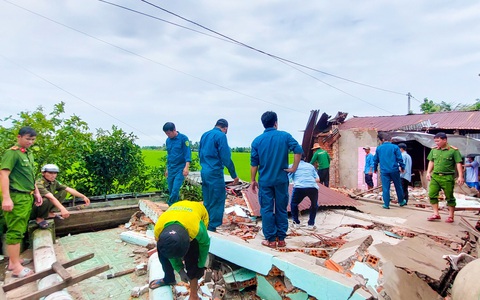Mưa dông làm sạt lở đá núi, chìm ghe tàu và sập nhà ở Kiên Giang