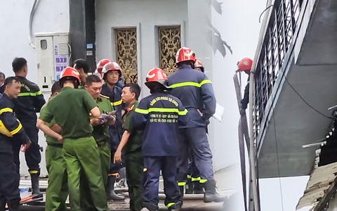 Cảnh sát cứu 11 người trong vụ cháy công ty sản xuất nón bảo hiểm ở quận Bình Tân
