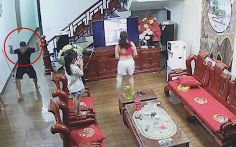 Chồng lầy lội trêu vợ tập thể dục