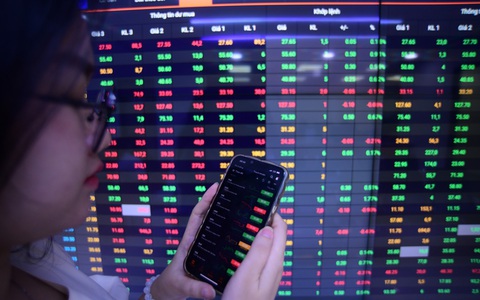 Chứng khoán lại rơi mạnh cuối phiên, mất gần 23 điểm trong ‘chán nản’