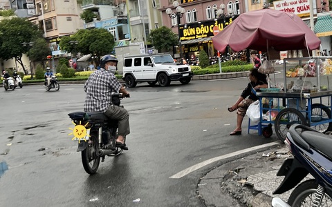 Đi theo chú nè, gác chân chống xe lên cháu ơi..., đời sao dễ thương quá đỗi!