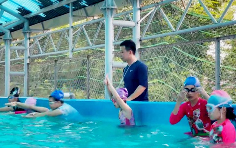 Góc nhìn trưa nay: Lớp dạy bơi miễn phí cho học sinh huyện đảo