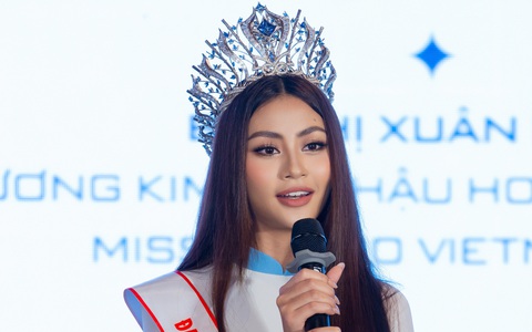 Người đẹp Miss Cosmo 2024 diễn thời trang ở quần thể di sản thế giới Tràng An