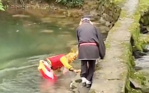 Tôn Ngộ Không ngã xuống suối vì 'hết phép'