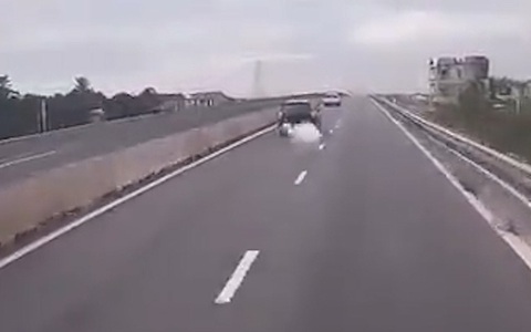Ô tô xịt khói trắng 'tàng hình' trên cao tốc