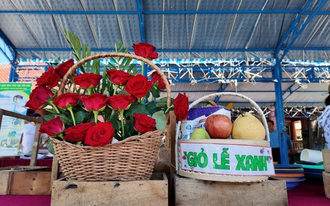 Du khách ủng hộ không đốt vàng mã ở Côn Đảo