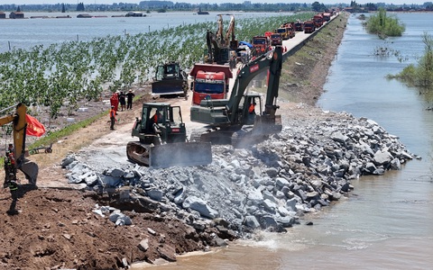 Dốc lực vá đê hồ nước ngọt lớn thứ hai của Trung Quốc