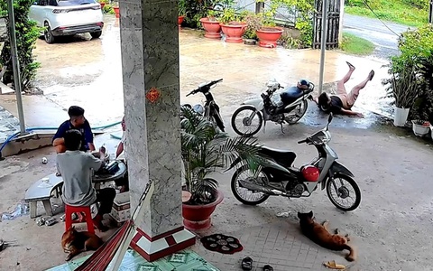 Nhóm bạn ngồi nhậu cười như được mùa khi thấy chàng trai ngã chổng vó