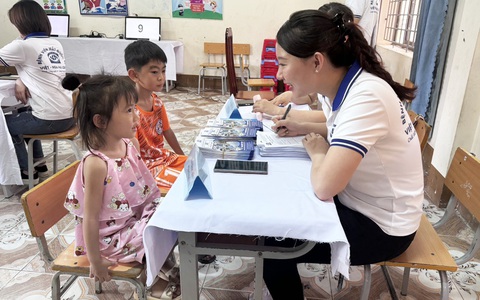 Khám mắt miễn phí cho 80 trẻ tại xã vùng cao của Hạ Long