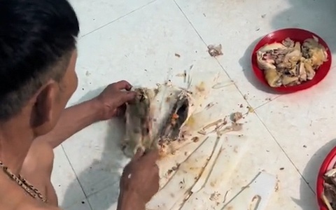 Người đàn ông chặt gà làm thớt vỡ tan nát