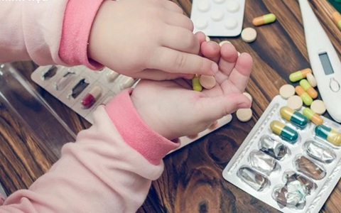 Nhờ em trai 5 tuổi pha thuốc hạ sốt, cô gái mắc COVID-19 nhập viện nguy kịch