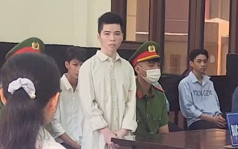 Nam sinh lớp 12 dùng dao đâm chết người, lãnh 13 năm tù