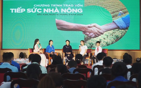 Tiếp sức nhà nông trao vốn cho 40 hộ nông dân ở Bắc Kạn