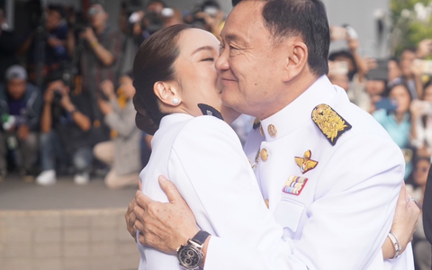 Video ông Thaksin ôm chầm con gái là tân Thủ tướng Thái Lan Paetongtarn