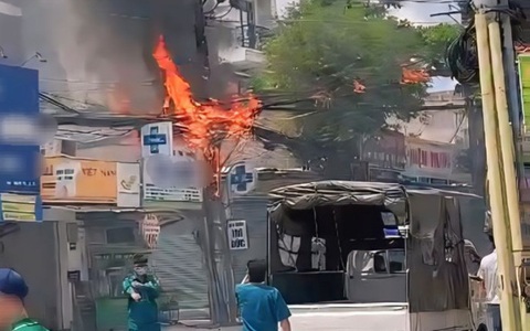Trụ điện trên đường Phan Huy Ích, quận Gò Vấp bốc cháy kèm theo tiếng nổ