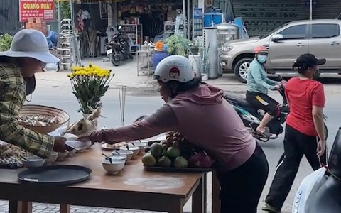 Người phụ nữ giật cô hồn bị hớt tay trên con gà cúng
