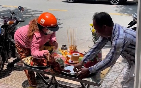 Người phụ nữ giật cô hồn suýt mất con gà cúng