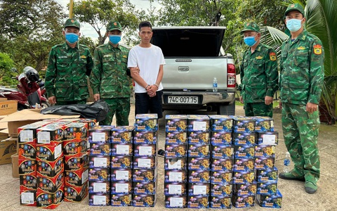 Bỏ chạy 10km khi bị phát hiện chở hơn 153kg pháo hoa lậu