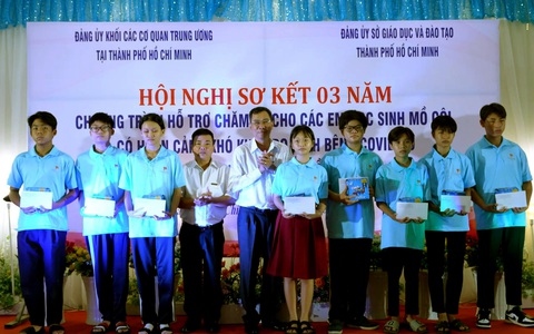 Hỗ trợ chăm lo các em học sinh mồ côi, có hoàn cảnh khó khăn do dịch COVID-19