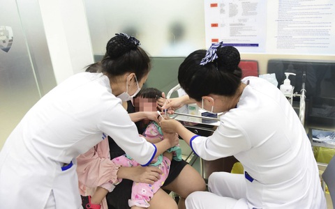 Bệnh sởi nặng, đêm cũng phải đưa trẻ đến viện ngay