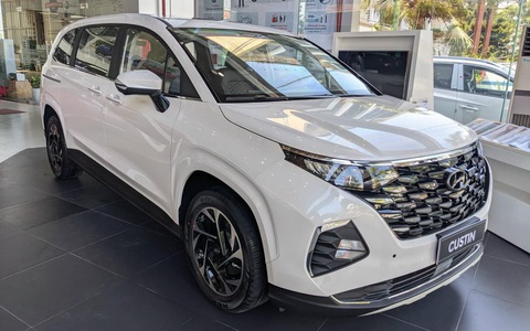 Tin tức giá xe: Hyundai Custin giảm 85 triệu tại đại lý, bản giữa gần ngang Innova Cross tiêu chuẩn