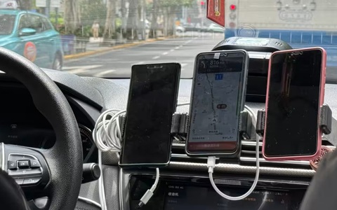 Tài xế taxi Trung Quốc dùng nhiều app cùng lúc để giành khách