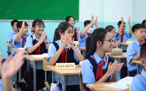 Học sinh TP.HCM rôm rả tựu trường