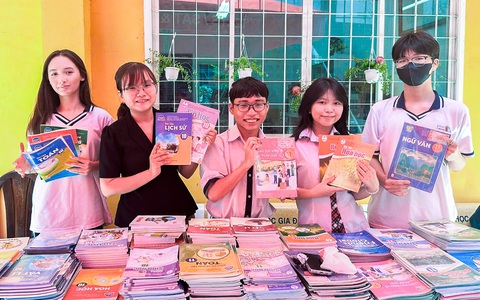 Học sinh TP.HCM làm gian hàng sách 0 đồng hỗ trợ bạn khó khăn đầu năm học mới