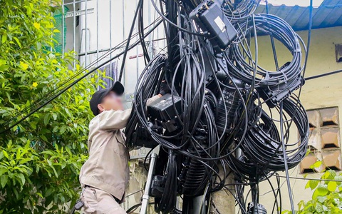 Nhiều nguy cơ với 'mạng nhện' dây điện, cáp viễn thông chằng chịt