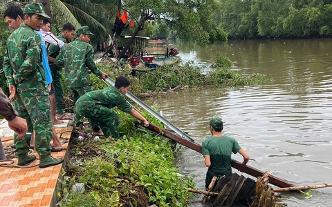 Mưa bão kèm theo dông lốc làm sập và tốc mái 10 căn nhà