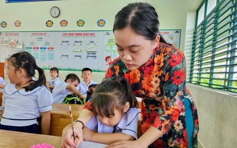 Tuyển sinh lớp 1 ở Nha Trang: Trường gần không được học, phải học trường xa