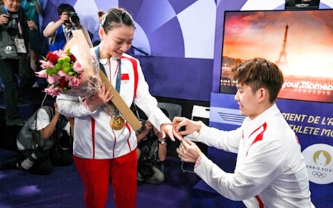 Tay vợt nữ nhận lời cầu hôn ngọt ngào khi vừa giành HCV Olympic 2024