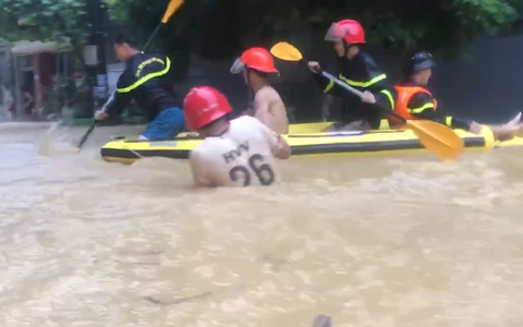 Thành phố Lào Cai ngập sâu do mưa to
