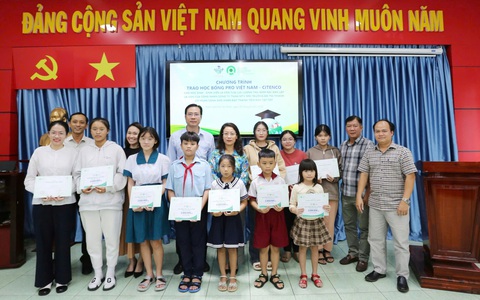 Trao học bổng cho con em công nhân vệ sinh môi trường