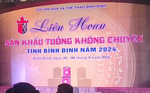 Đang diễn tuồng trên sân khấu, nghệ nhân đột nhiên ngã gục rồi tử vong
