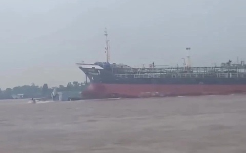 Tàu hàng đụng phà ngang trên nhánh sông Tiền, xe tải và nhiều người rơi xuống sông