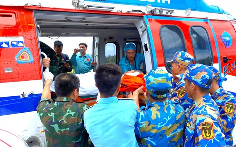 Trực thăng chở ngư dân bị chấn thương sọ não từ Trường Sa về đất liền điều trị