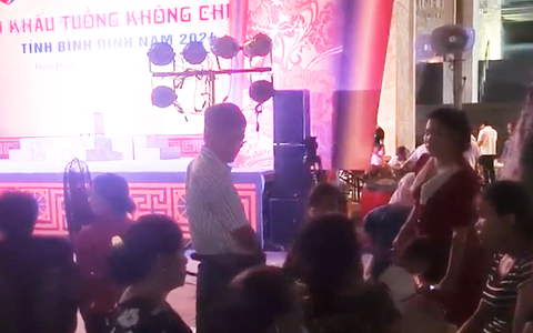 Một nghệ nhân đang biểu diễn tuồng bỗng nhiên ngã gục, tử vong khiến khán giả bàng hoàng