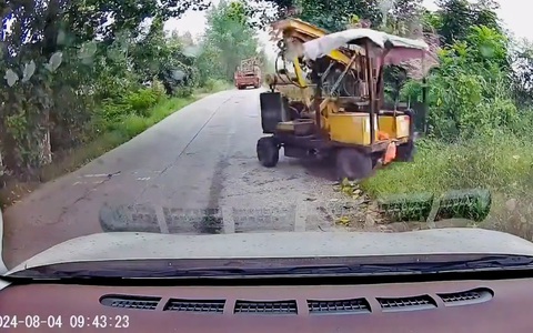 Ô tô 'tẩu thoát' khỏi thùng xe tải khi đi làm