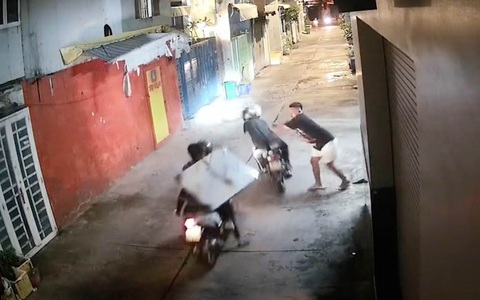 Gia chủ nhanh tay giật lại được cái bàn từ 'cô hồn sống'