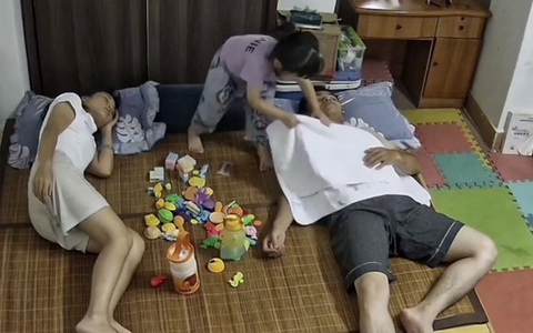 Khoảnh khắc 'cảm lạnh' của con gái với bố khi ngủ