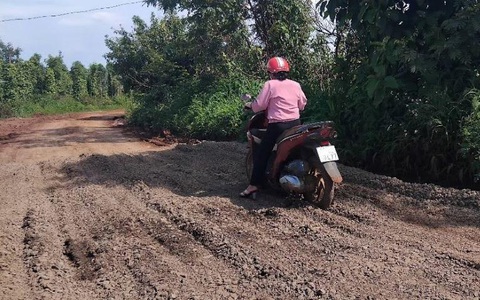 Xới tung đường rồi dừng thi công cả năm, chờ ban hành giá đất để bồi thường