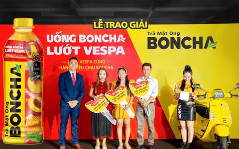 Trà mật ong Boncha trao 3 xe Vespa cho khách hàng