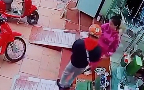 Cô gái tạo dáng vì tưởng được shipper chụp hình khi nhận hàng