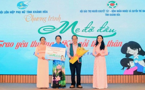 Những mẹ đỡ đầu trao yêu thương cho gần 2.000 trẻ mồ côi