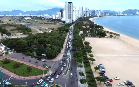 Nghỉ lễ 2-9: Du khách ùn ùn đến Nha Trang, đường ven biển đông nghẹt ô tô