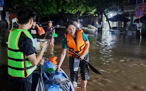 Hai vợ chồng U60 tại Thái Nguyên chèo SUP cả ngày lẫn tối mang cơm hộp và hỗ trợ đưa người ra ngoài